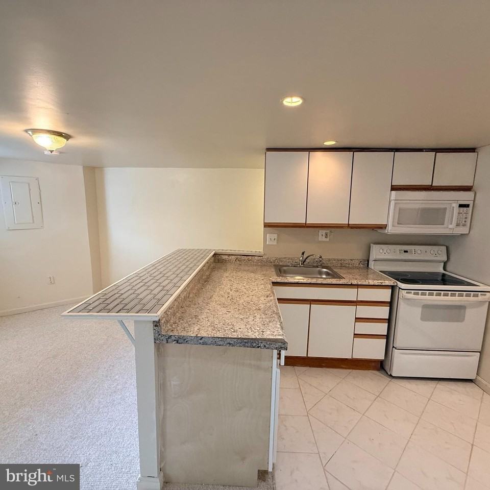 33 Randolph Pl Nw #B - Photo 7 of 24