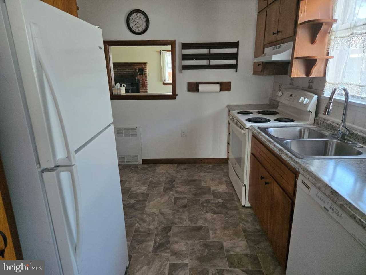 522 Carol St - Photo 6 of 12