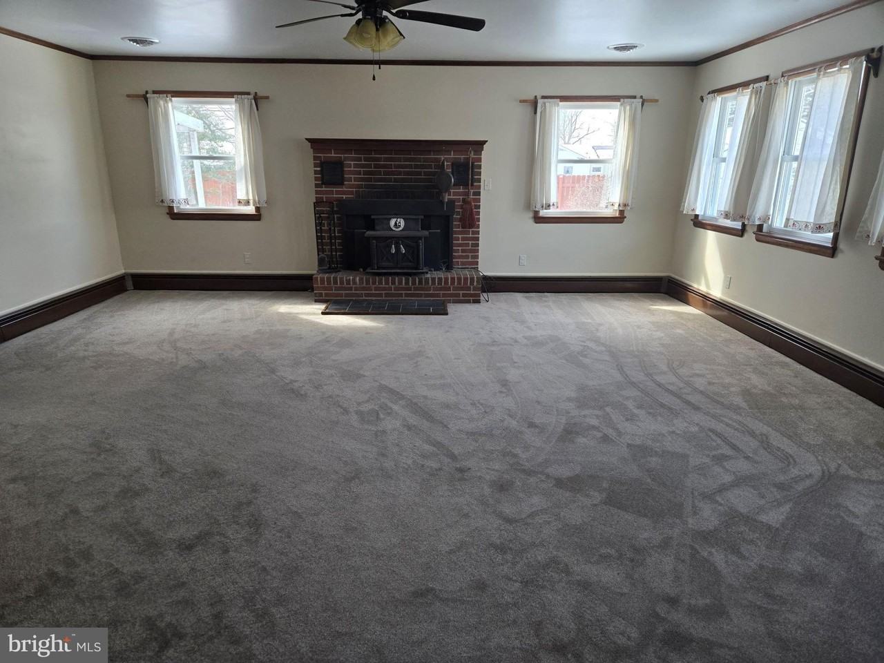 522 Carol St - Photo 7 of 12