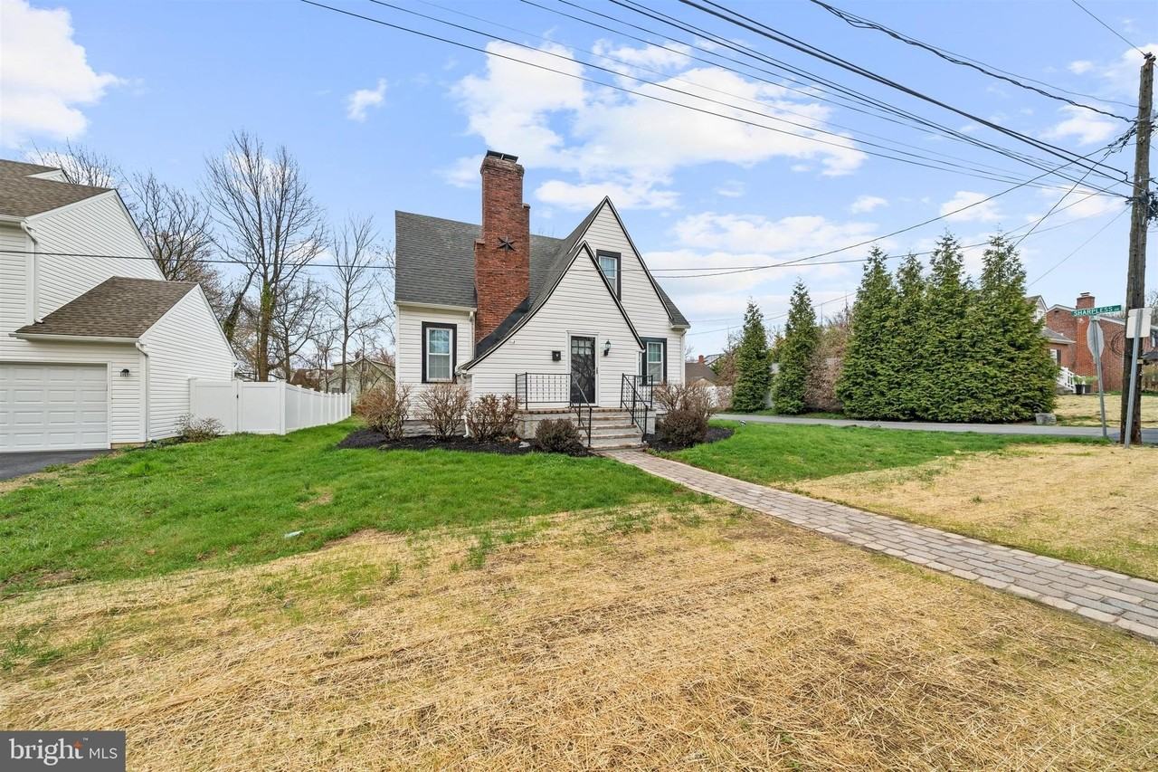 5 Woodrow Ave - Photo 2 of 33