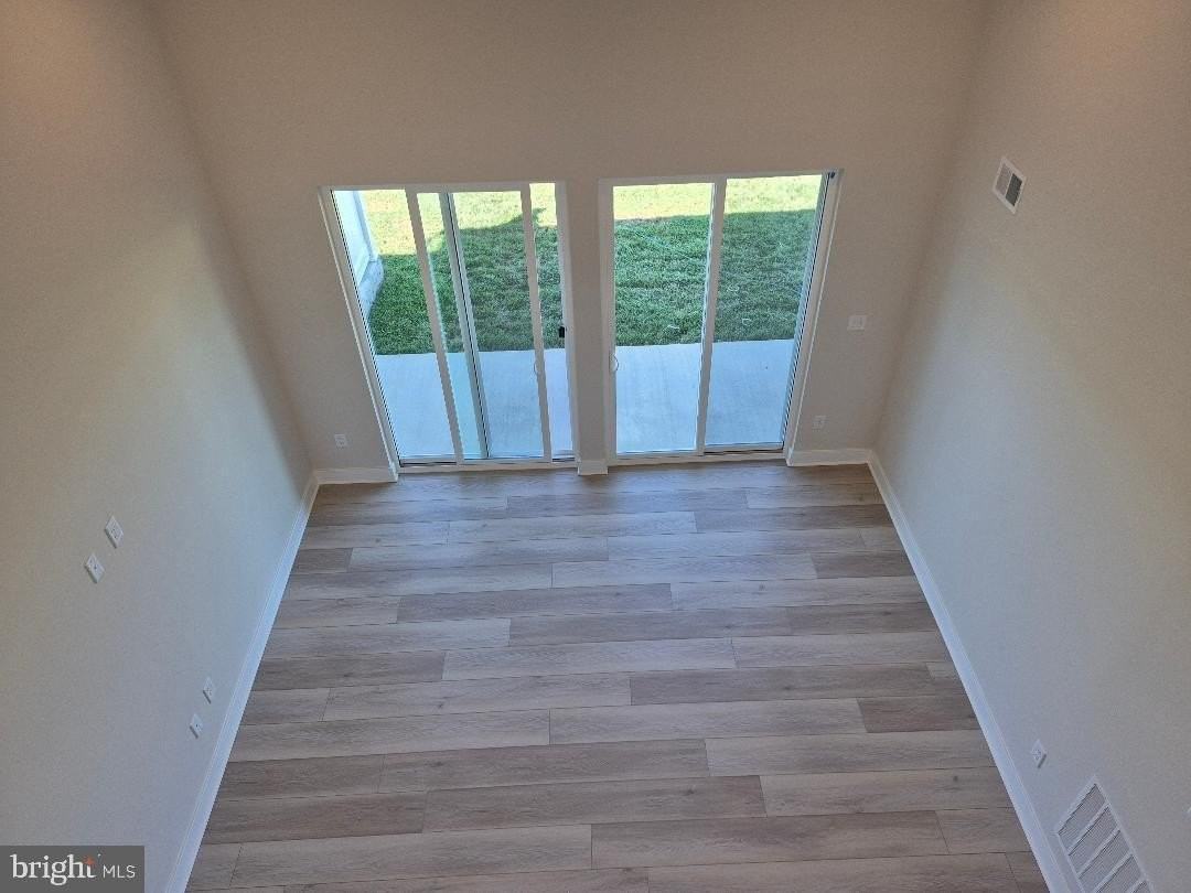 29273 Oxford Dr - Photo 3 of 7