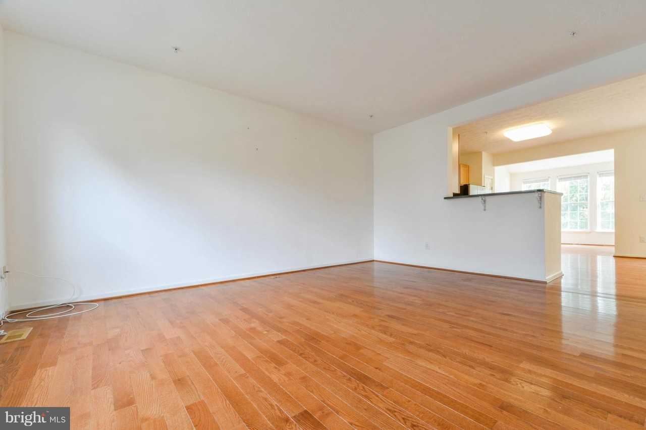 1447 Pangbourne Way - Photo 4 of 30