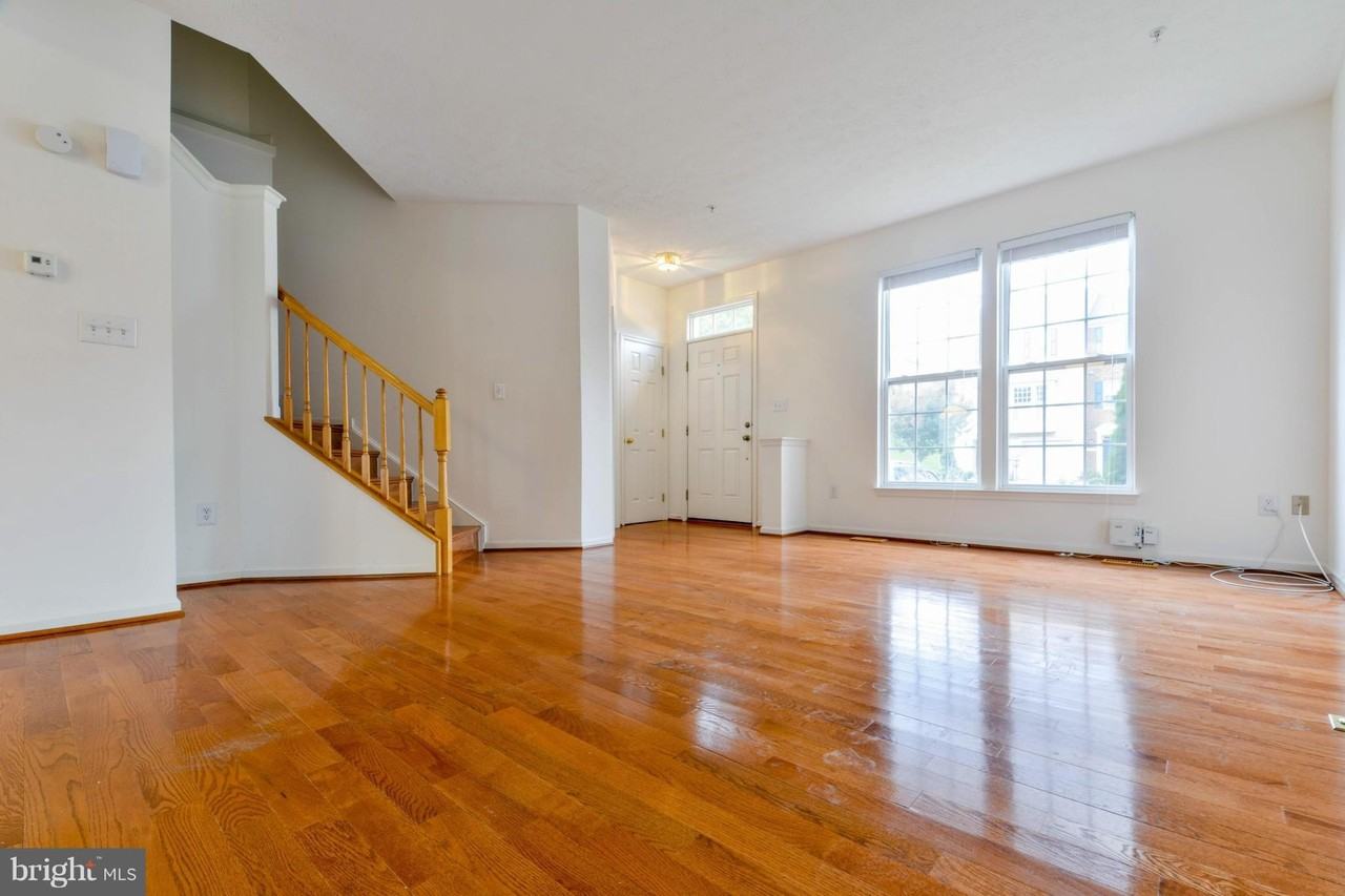 1447 Pangbourne Way - Photo 5 of 30