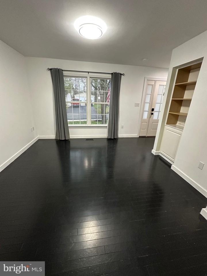 932 12th St - Photo 2 of 14