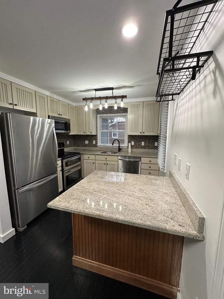 932 12th St - Photo 4 of 14