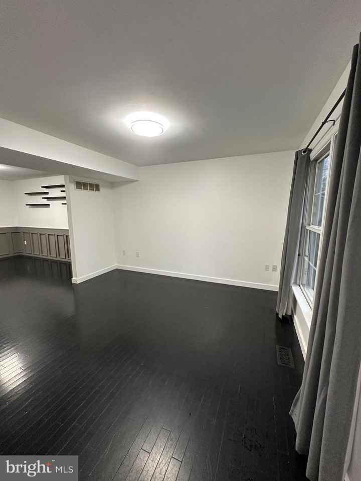 932 12th St - Photo 7 of 14