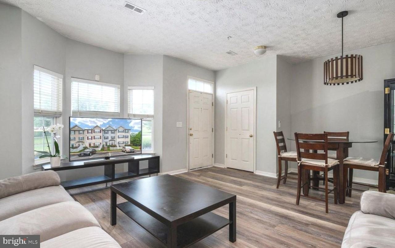 1525 Fairbrook Ct - Photo 3 of 26