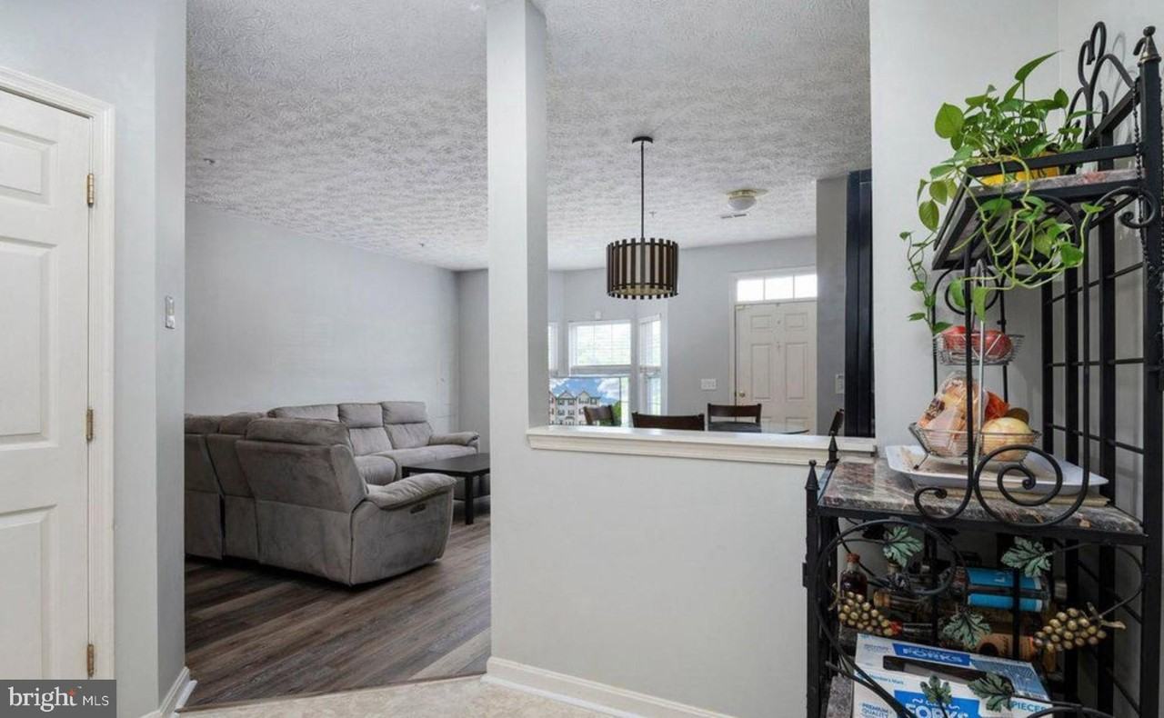 1525 Fairbrook Ct - Photo 5 of 26