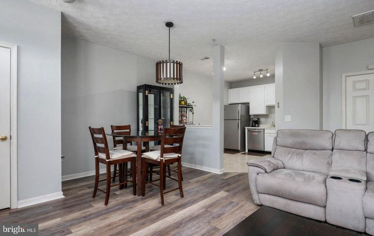 1525 Fairbrook Ct - Photo 6 of 26