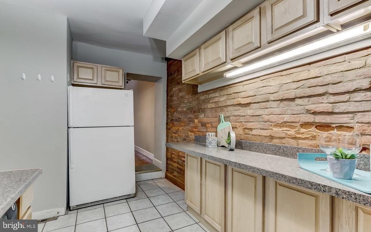 825 S Charles St - Photo 3 of 34