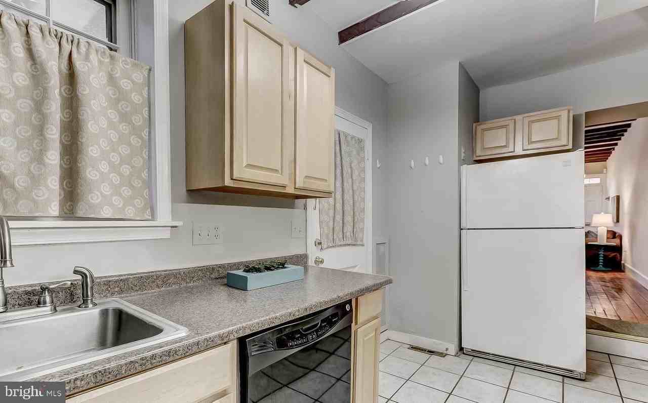 825 S Charles St - Photo 4 of 34