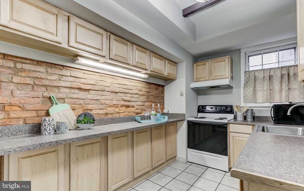 825 S Charles St - Photo 5 of 34