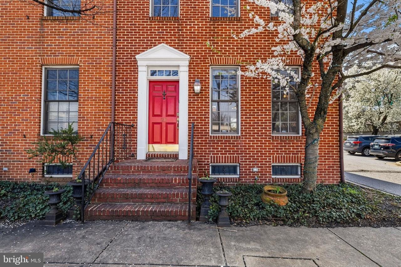 211 W Hill St - Photo 2 of 45