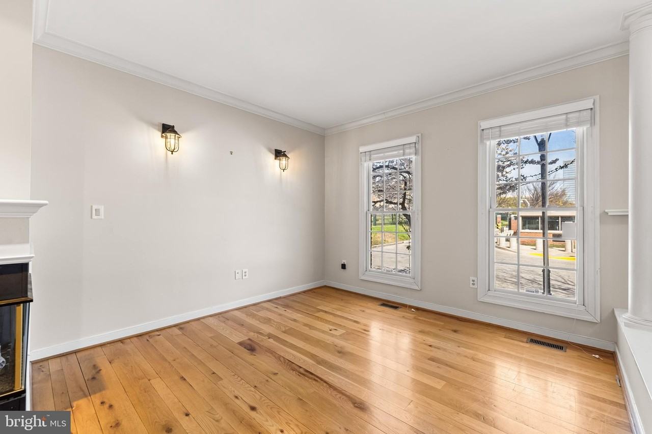 211 W Hill St - Photo 4 of 45