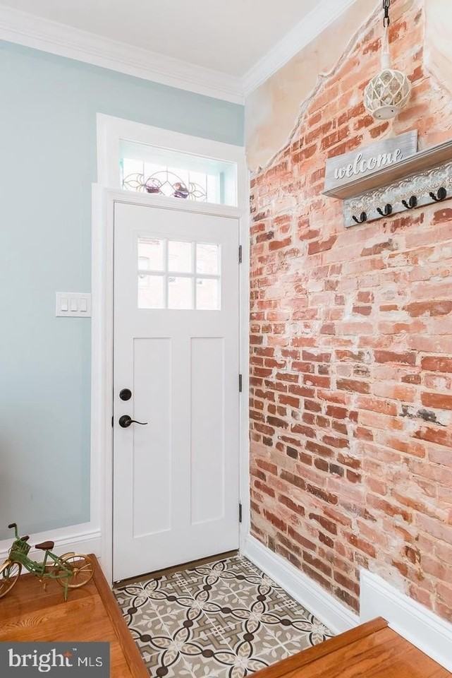 121 N Potomac St - Photo 3 of 42