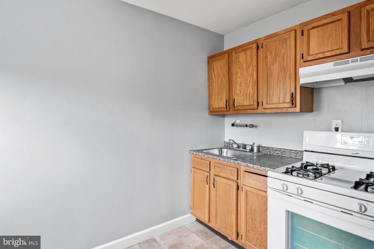 1411 Filbert St #2 - Photo 6 of 13