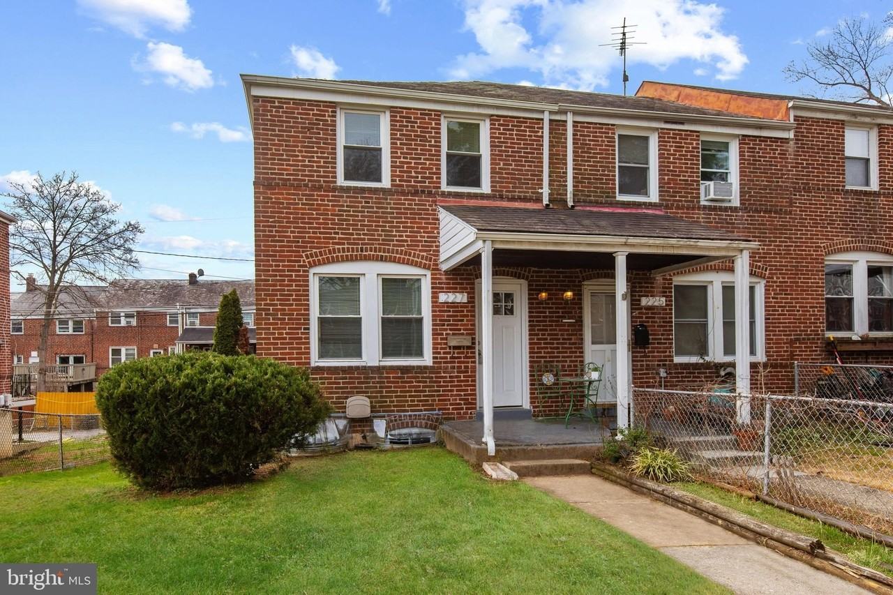 227 Willow Ave - Photo 2 of 32