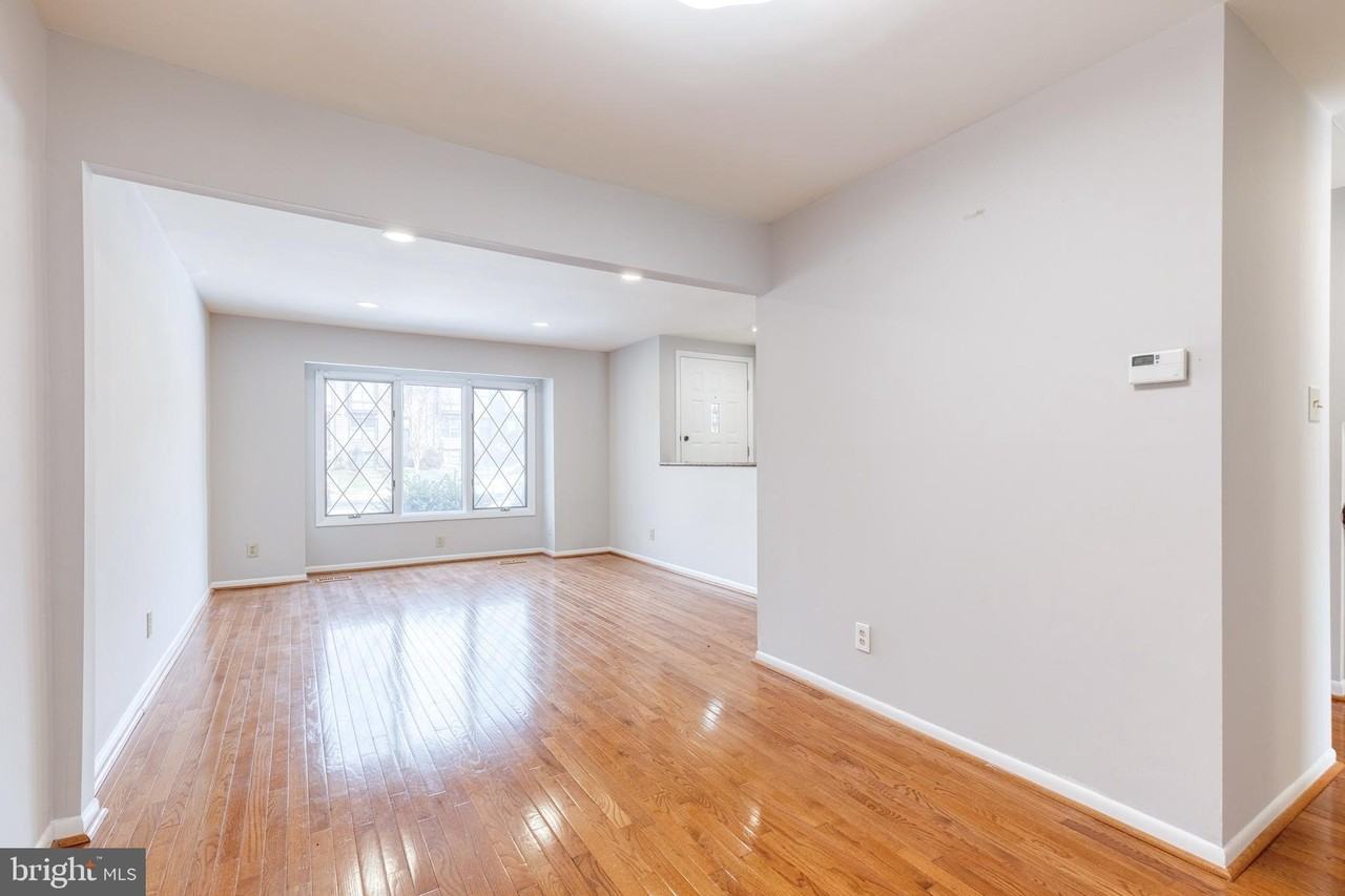 38 Tudor Ct - Photo 3 of 18