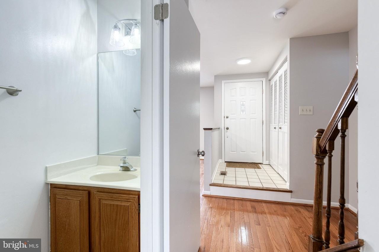 38 Tudor Ct - Photo 4 of 18