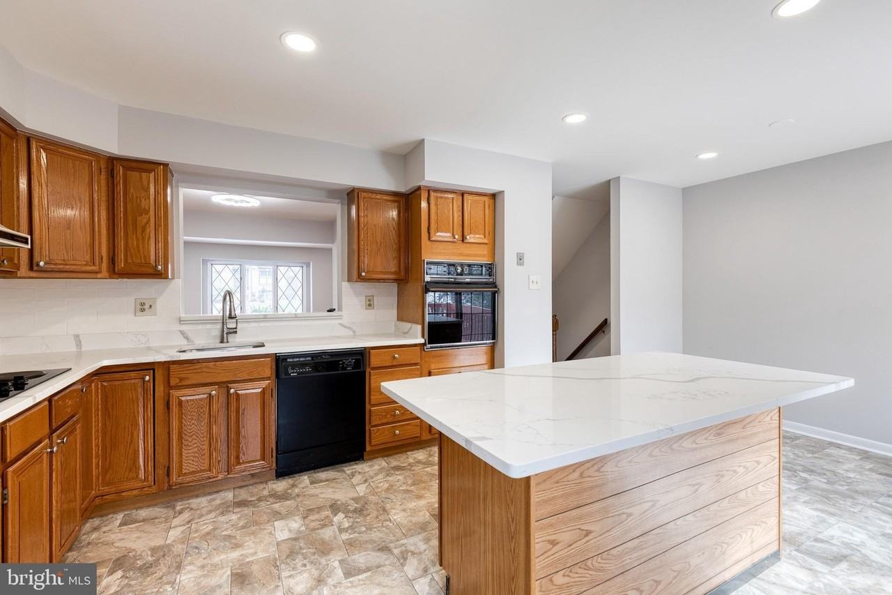 38 Tudor Ct - Photo 6 of 18