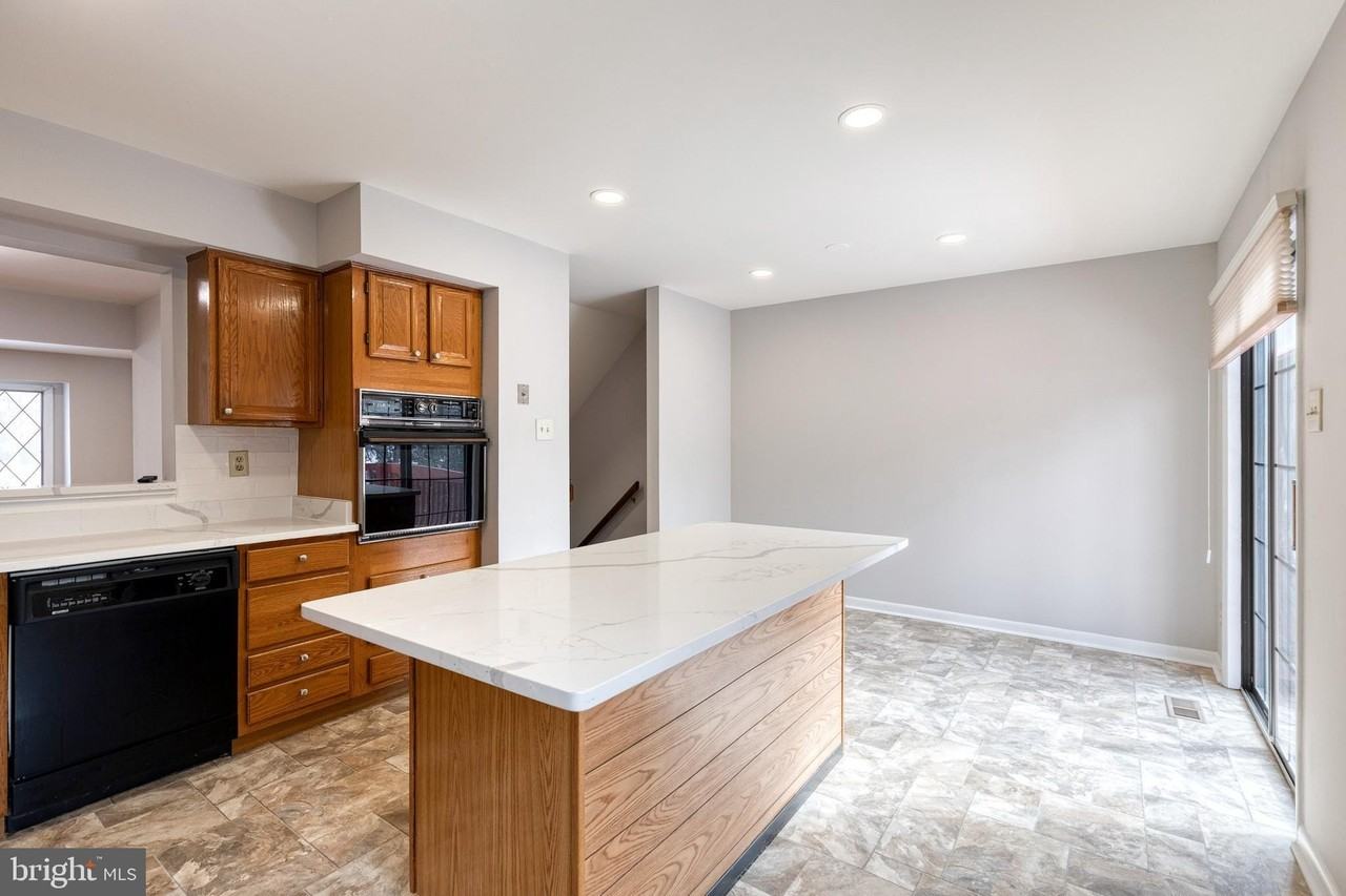 38 Tudor Ct - Photo 7 of 18