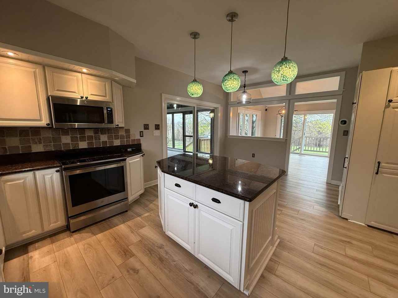 3293 N Hill Ct - Photo 5 of 30