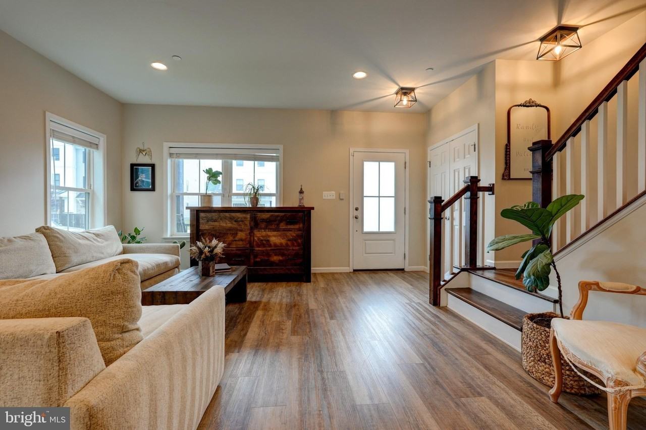 1309 Pedigree St - Photo 2 of 41