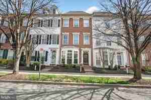 featured image of 910 Featherstone St