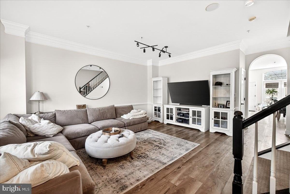 910 Featherstone St - Photo 4 of 34