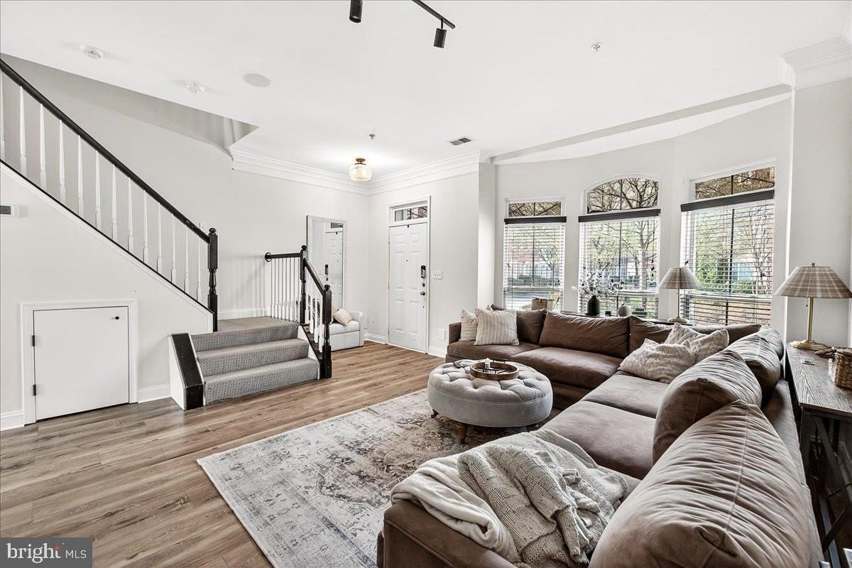 910 Featherstone St - Photo 5 of 34