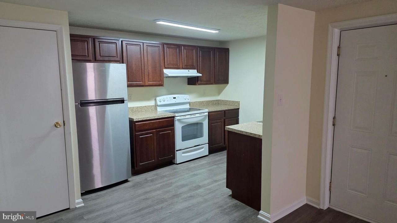 3933 Greencastle Rd Apt 302 - Photo 3 of 8