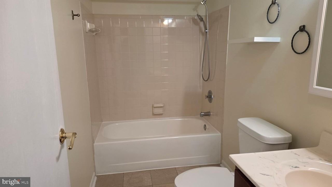 3933 Greencastle Rd Apt 302 - Photo 5 of 8