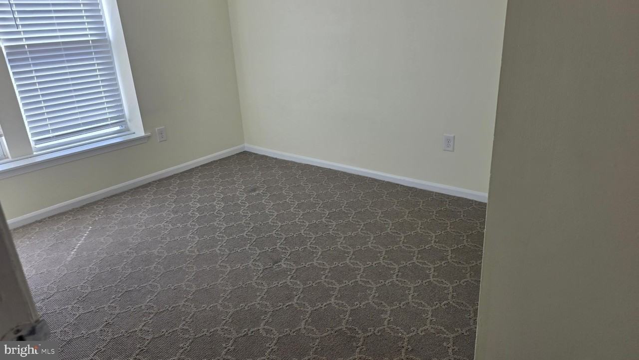 3933 Greencastle Rd Apt 302 - Photo 6 of 8