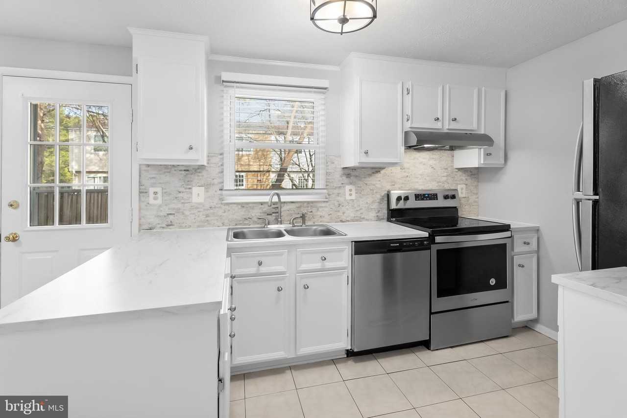 7802 Epsilon Dr - Photo 5 of 17