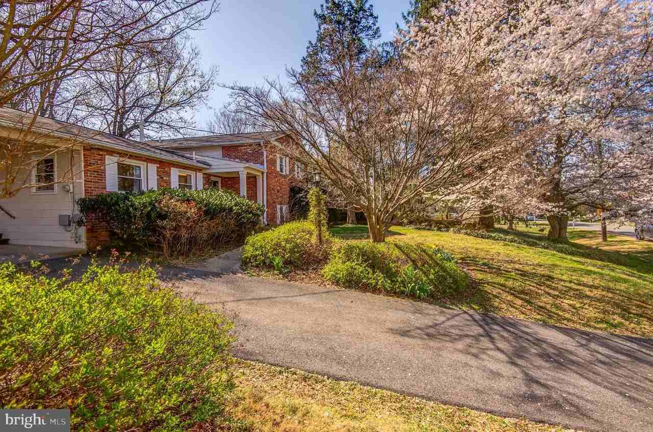 8805 Honeybee Ln - Photo 2 of 48