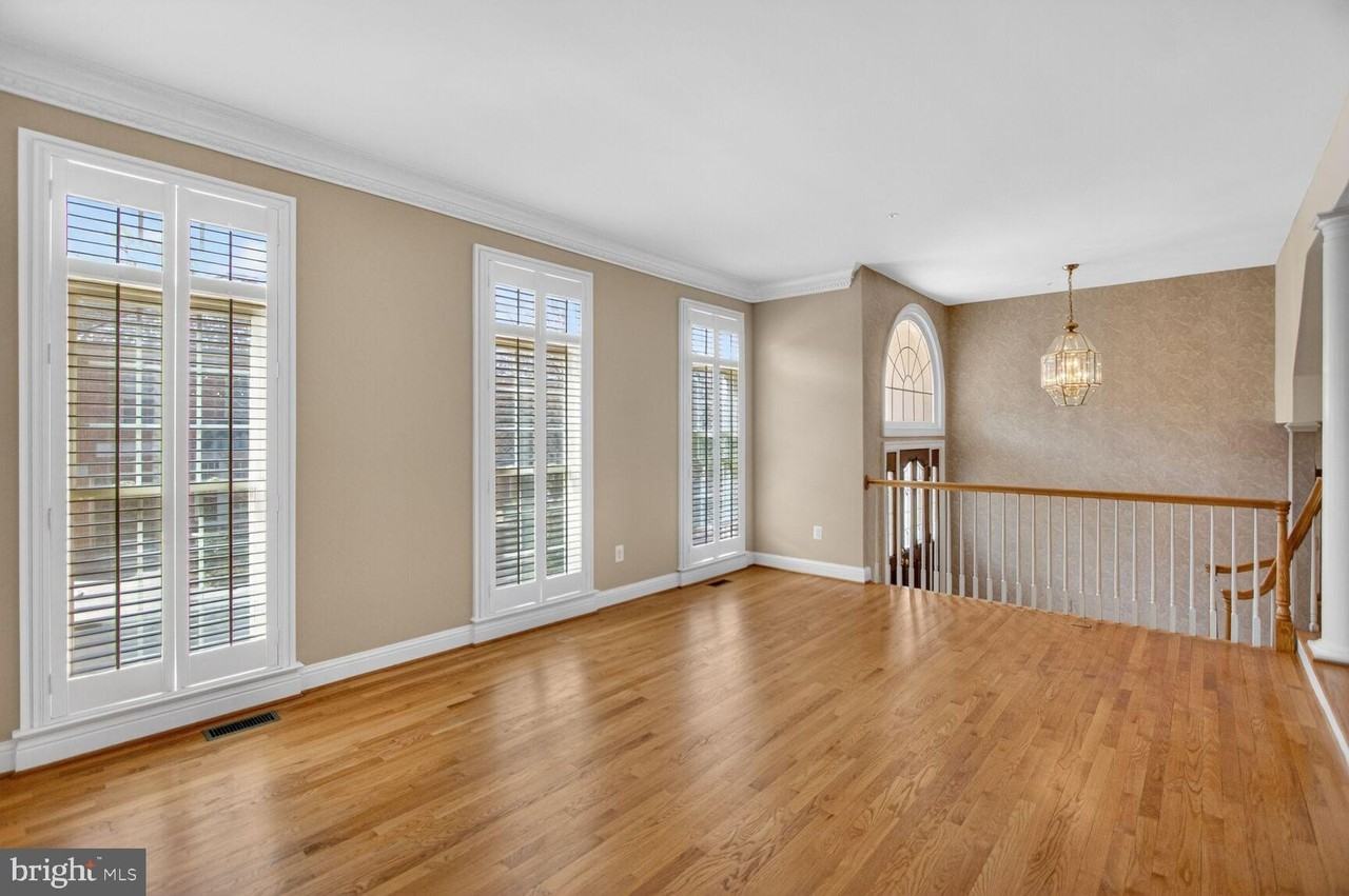 7907 Turncrest Dr - Photo 4 of 25