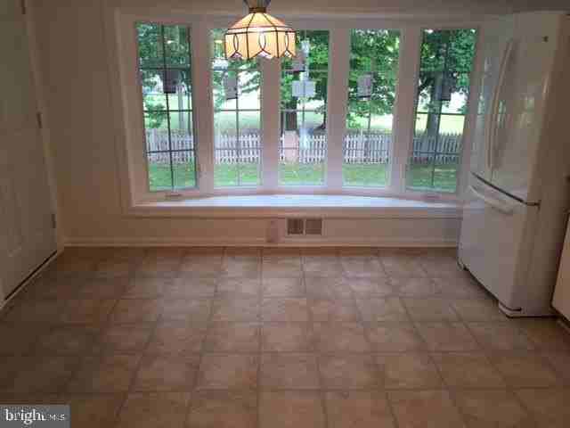 9301 Kirkdale Rd - Photo 4 of 16