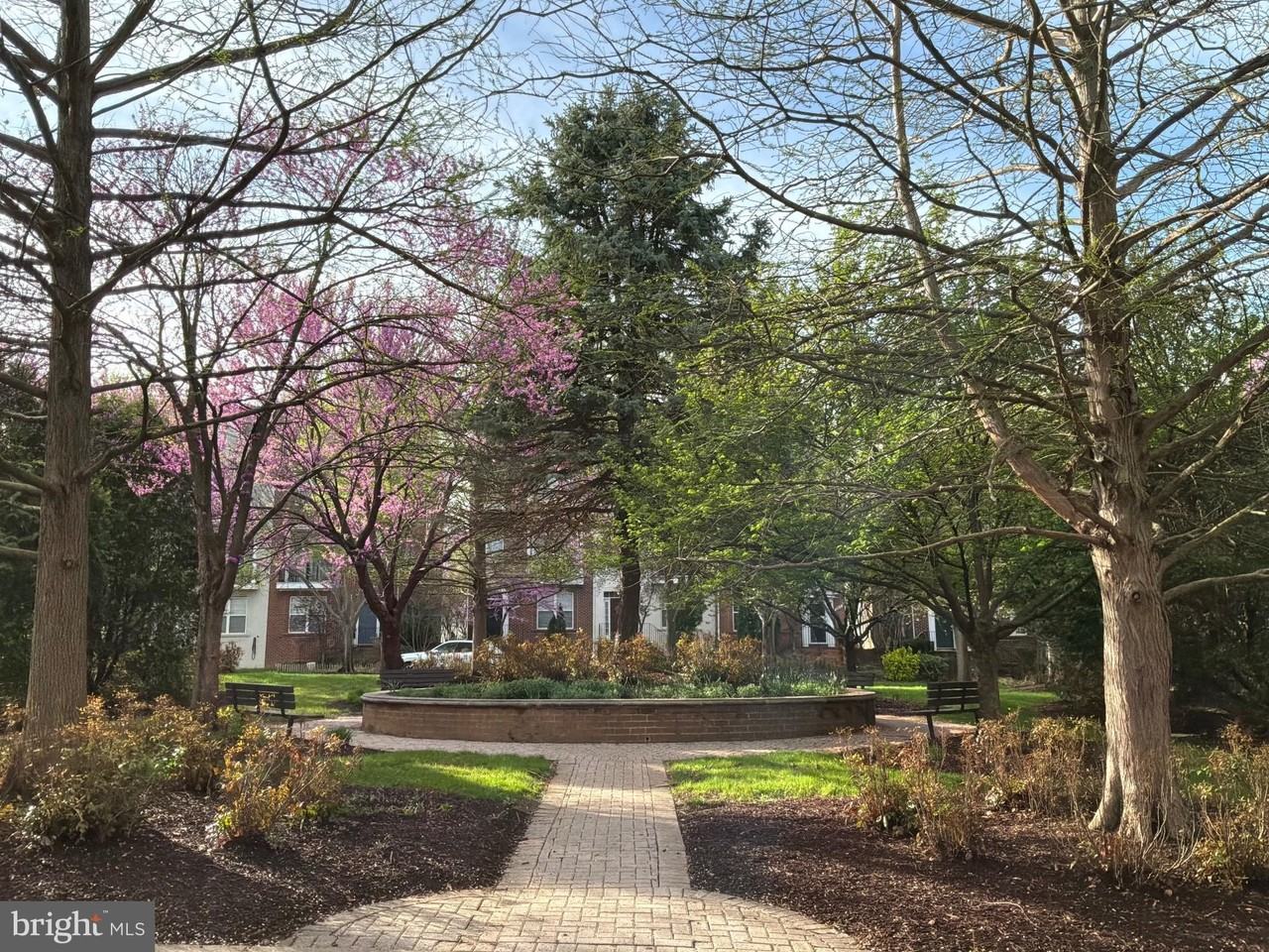 300 Garden View Sq - Photo 3 of 34