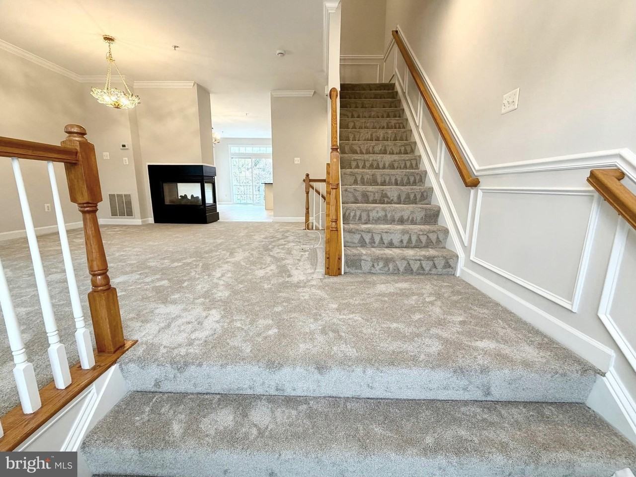 300 Garden View Sq - Photo 4 of 34