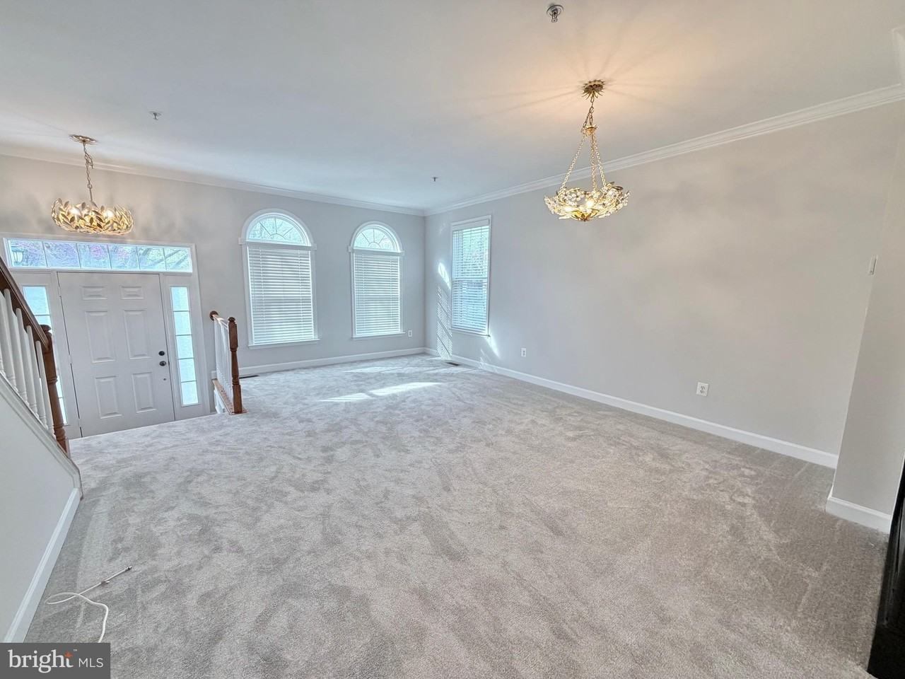 300 Garden View Sq - Photo 5 of 34