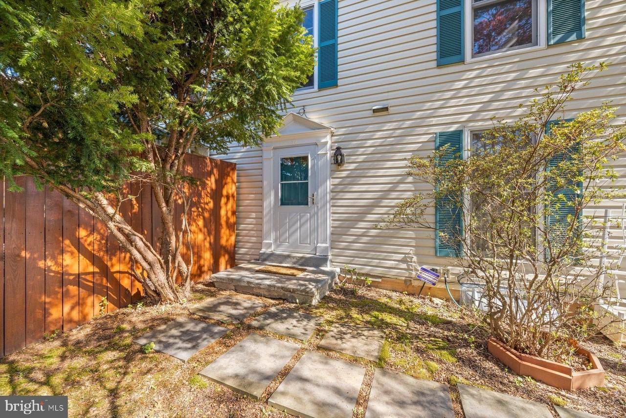 39 Triple Crown Ct - Photo 2 of 26