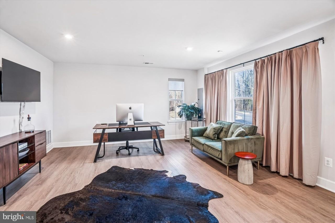 6732 Belcrest Rd - Photo 2 of 28