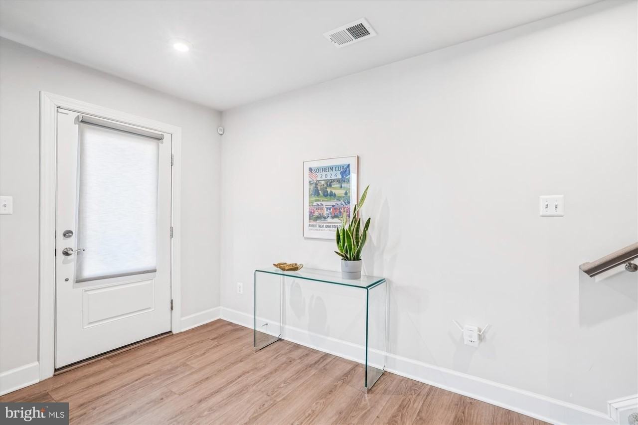 6732 Belcrest Rd - Photo 3 of 28