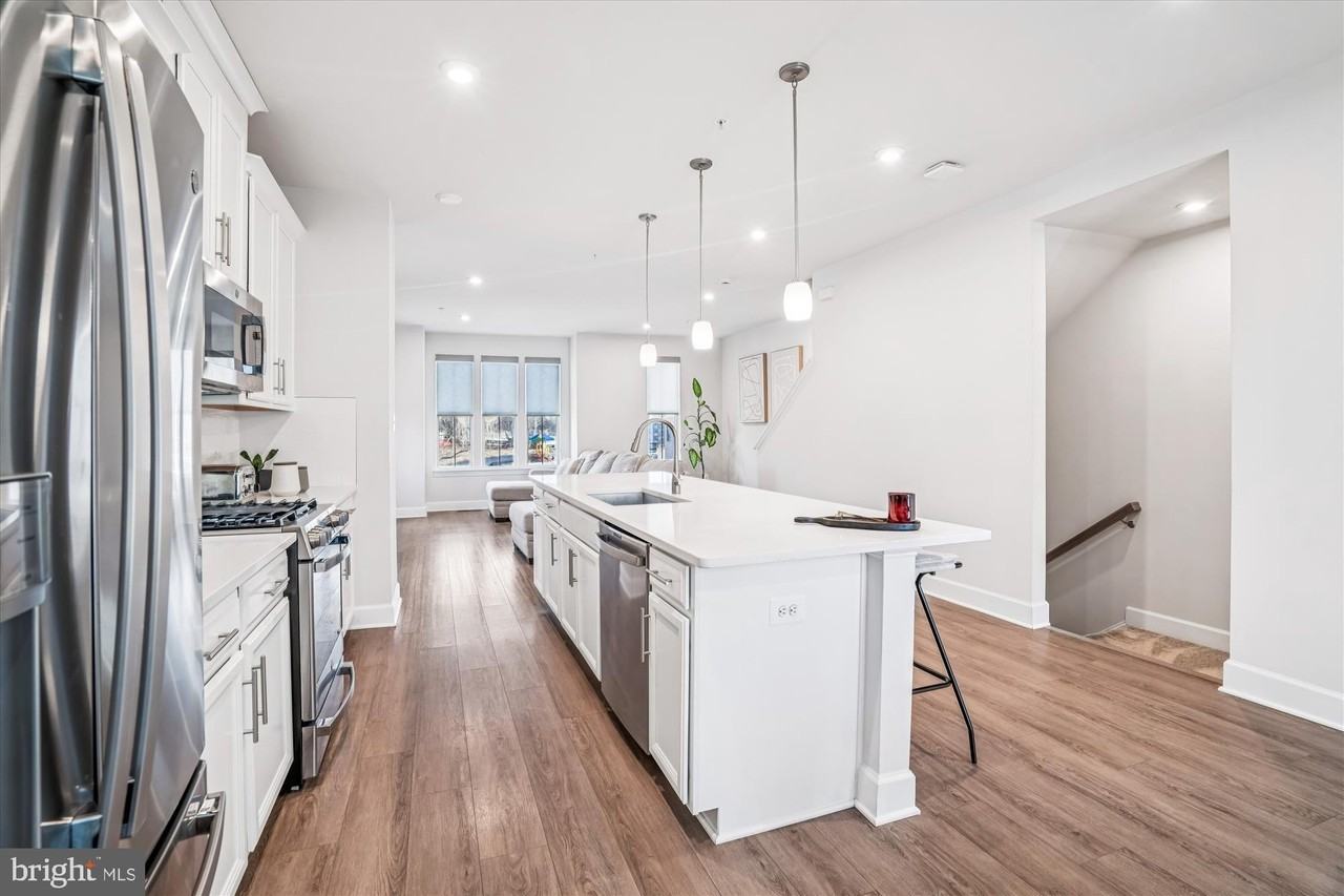 6732 Belcrest Rd - Photo 5 of 28