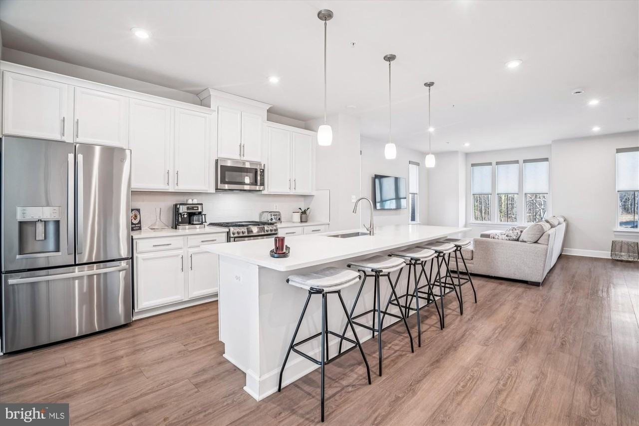 6732 Belcrest Rd - Photo 6 of 28