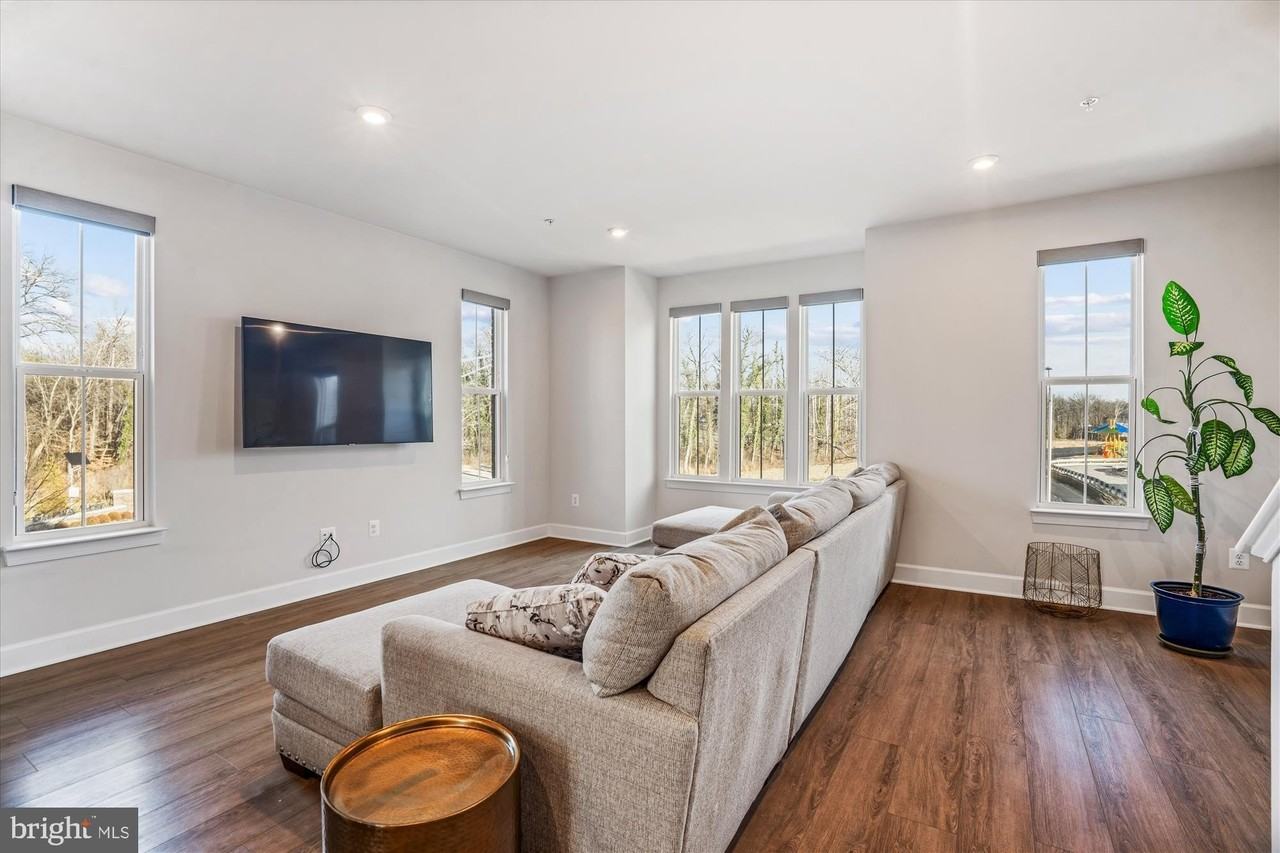 6732 Belcrest Rd - Photo 7 of 28