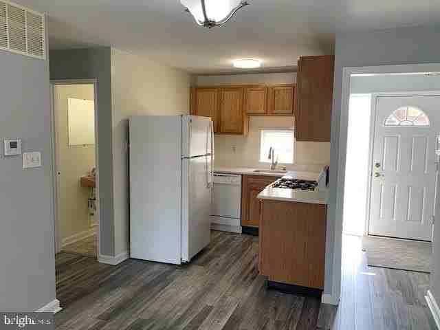 3004 Saint Clair Dr - Photo 4 of 21