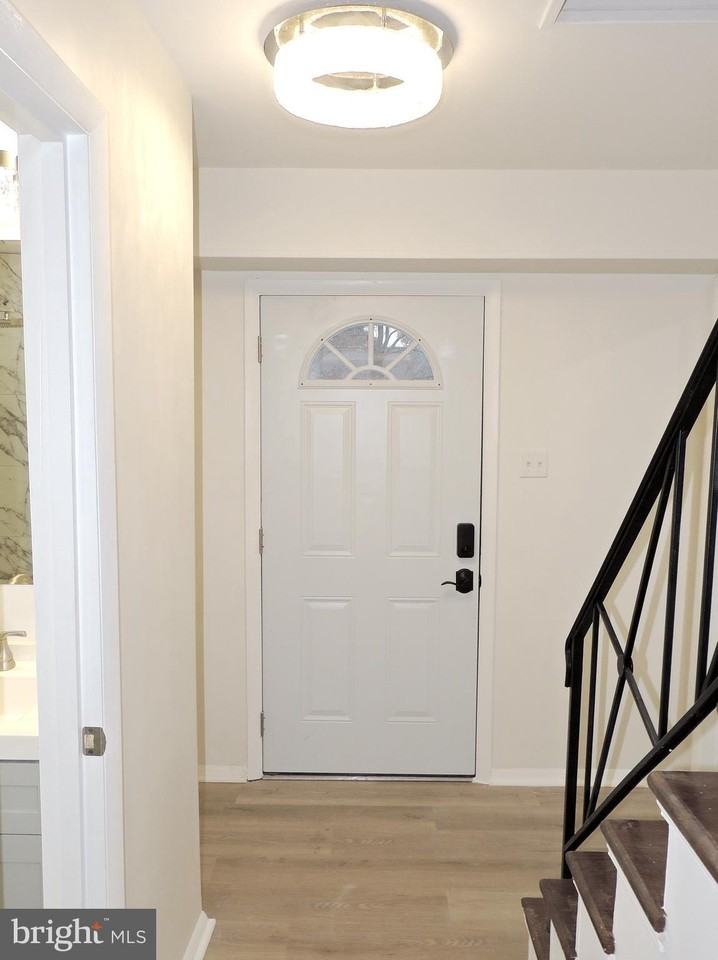 12206 Maycheck Ln - Photo 4 of 38