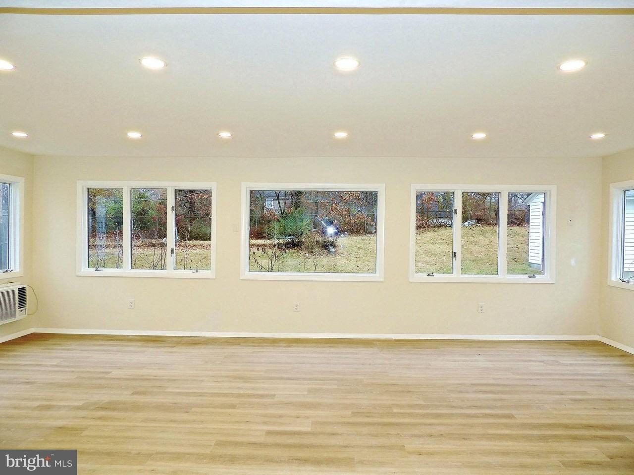 12206 Maycheck Ln - Photo 5 of 38