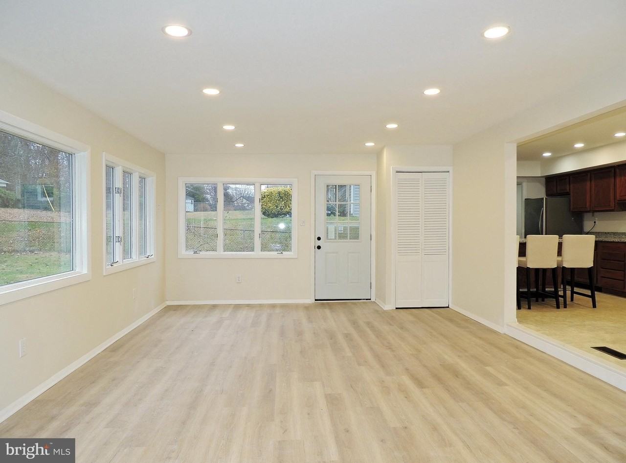 12206 Maycheck Ln - Photo 7 of 38